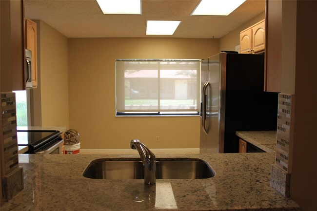 Building Photo - 7044 Lantana Ln