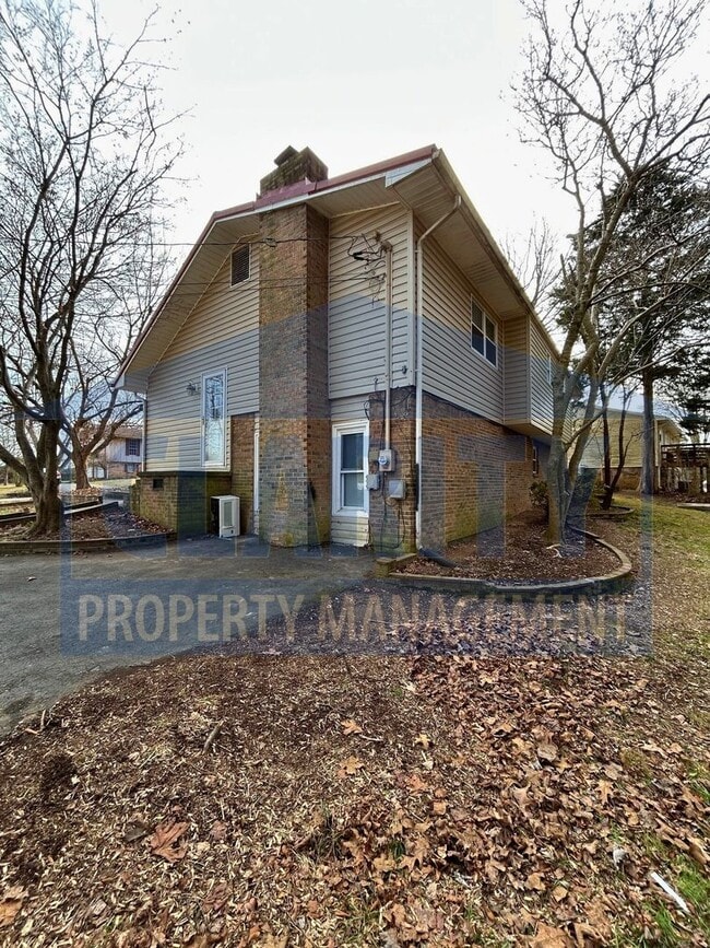 Building Photo - Three bedroom home w/ two bonus rooms!
