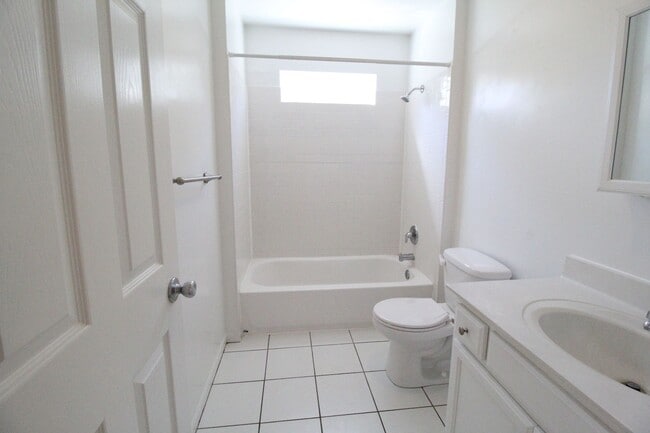 Building Photo - January FREE On This 1 Bedroom 1 Bath Duplex in Navy Hill Area in Olathe