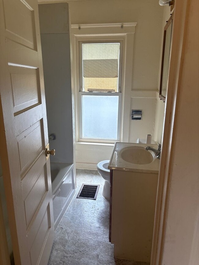 Building Photo - SPACIOUS 4 BEDROOM HOME READY TO WELCOME YOU