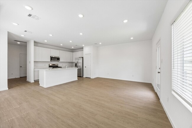 Building Photo - 2207 Salinas Dr