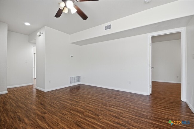 Building Photo - 302 W San Antonio St