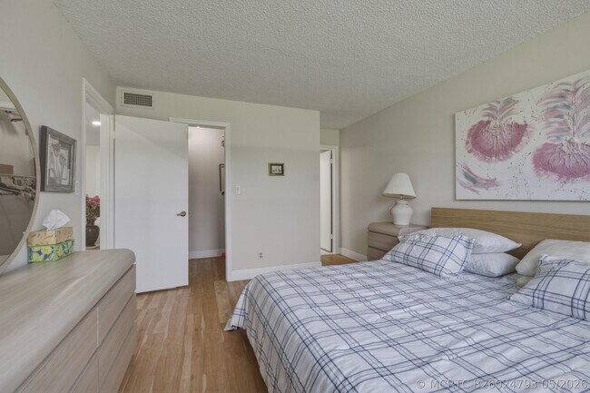 Building Photo - 371 S Hollybrook Dr