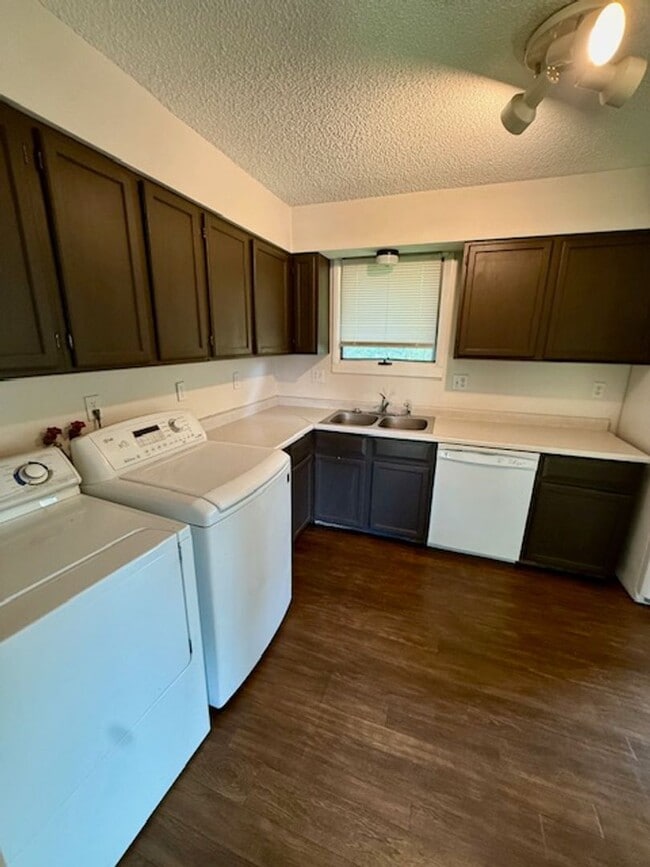 Building Photo - 3 Bedroom, 2 Bathroom Duplex- 5 minute walk from MSU - Flexible Lease Terms - 6 Months, 9 Months ...