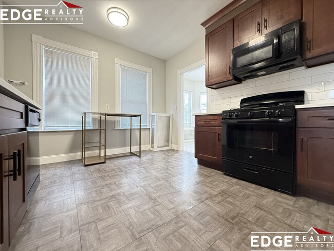 Building Photo - 76 Antwerp St