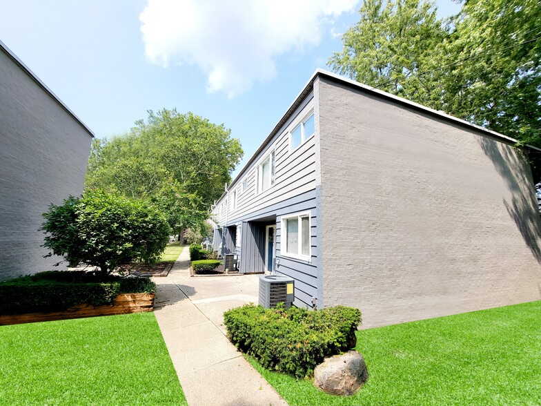 Building Photo - Townhomes at 28th