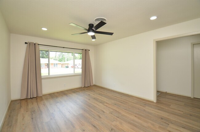 Building Photo - 9011 Theysen Dr