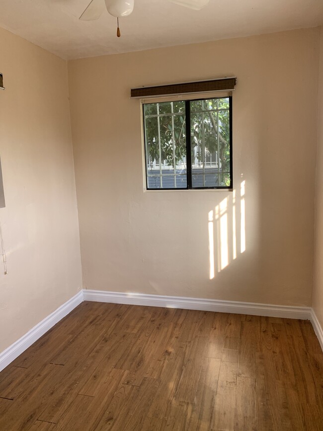 Building Photo - 939 W 48th St