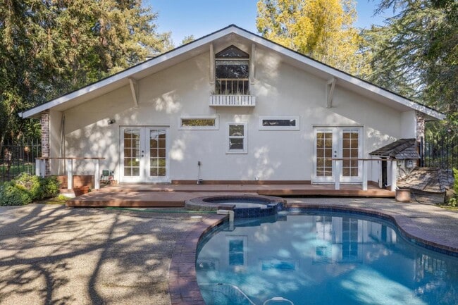 Building Photo - 216 Valparaiso Ave