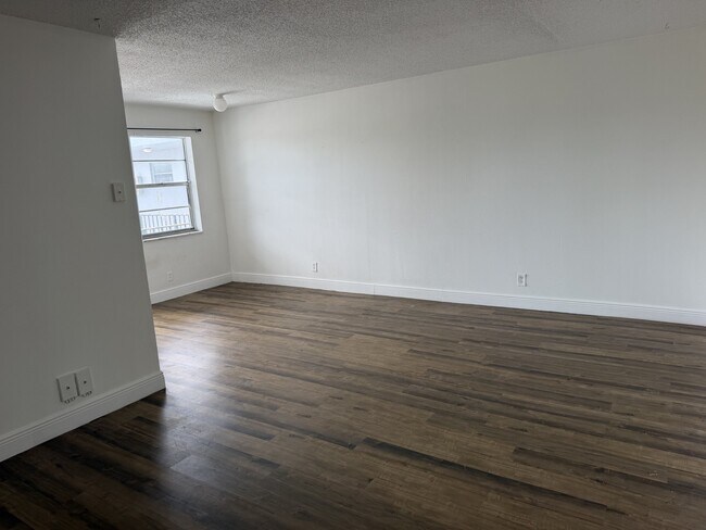 Building Photo - 5741 SW 36th Ct