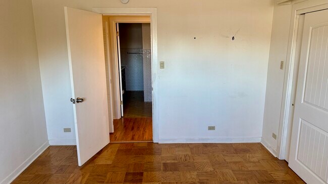 Building Photo - 304 E Hawthorne Dr