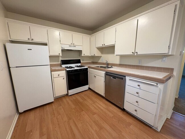 Building Photo - ***Move-in special 1/2 off 1st months rent...