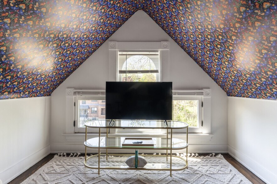 Building Photo - 1382 Burdette Ave