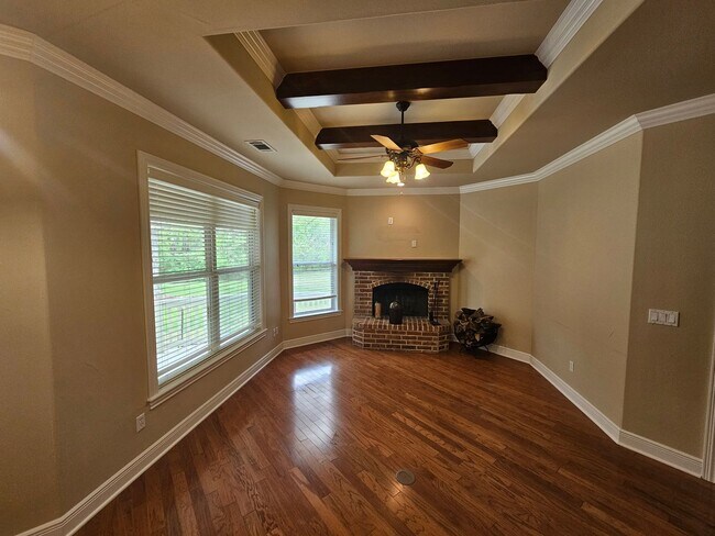 Building Photo - Beautiful Large Home in Johnson