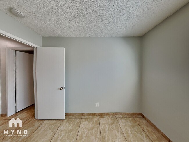 Building Photo - 320 Palo Verde Dr