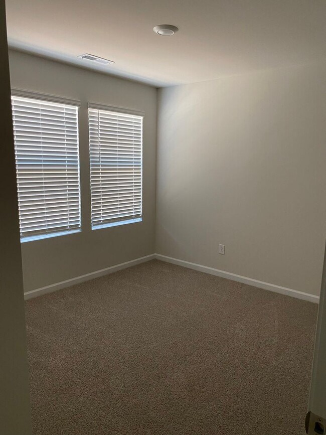 Building Photo - 4 bed/2.5 bath home in Troutman!