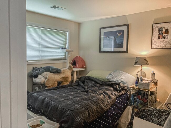 Building Photo - Spacious 4 Bedroom 3.5 Bathroom End Unit T...