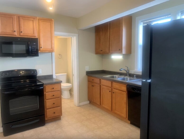 Building Photo - 1025 E Gorham St