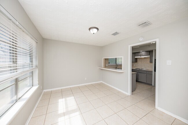 Building Photo - 6835 Castleview Ln