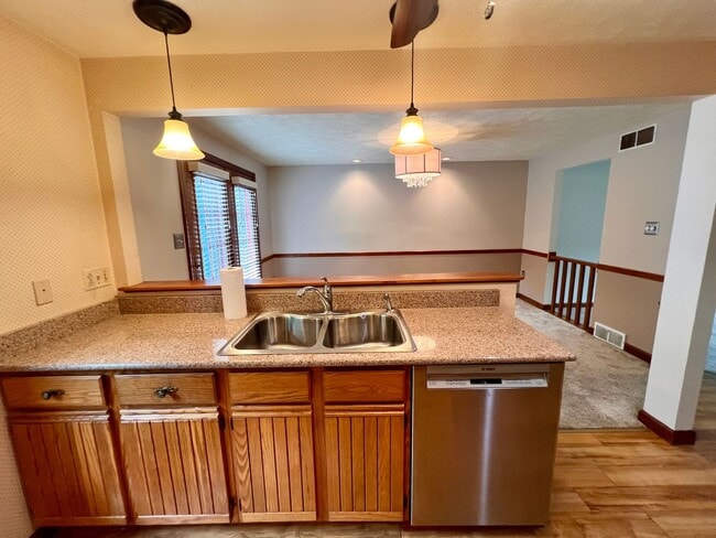 Building Photo - 1256 Queens Dr