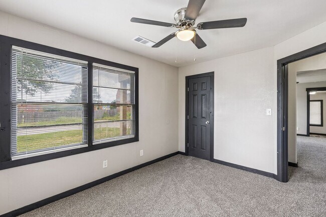 Building Photo - 3 bed, 1 bath home in Del City, OK