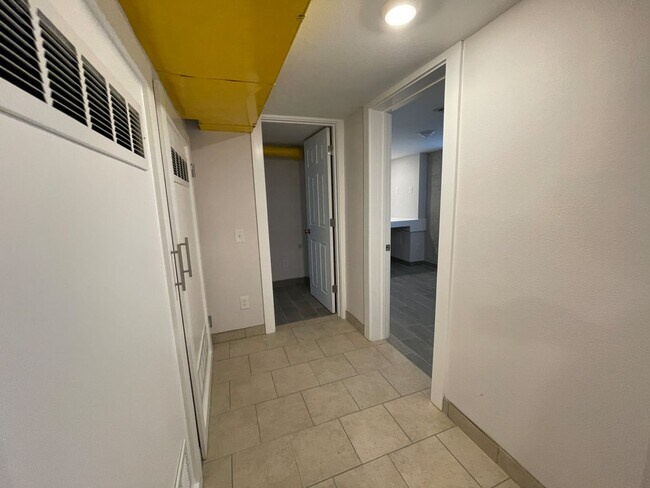 Building Photo - 6 Bedroom/2.5 Bath Home in North Fort Coll...