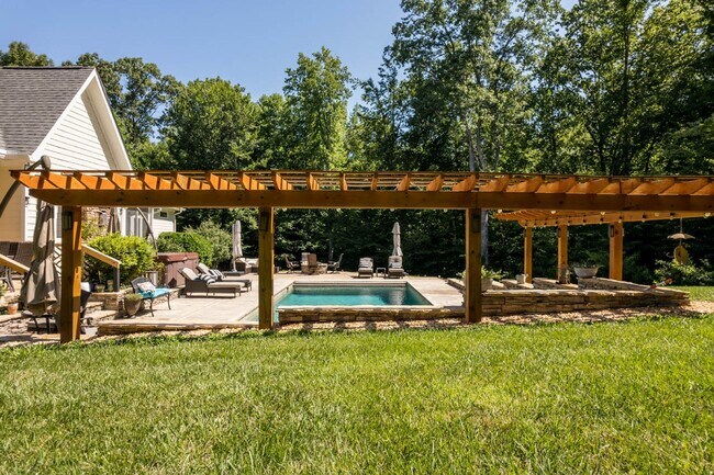 Building Photo - 246 Valley Meadow Dr