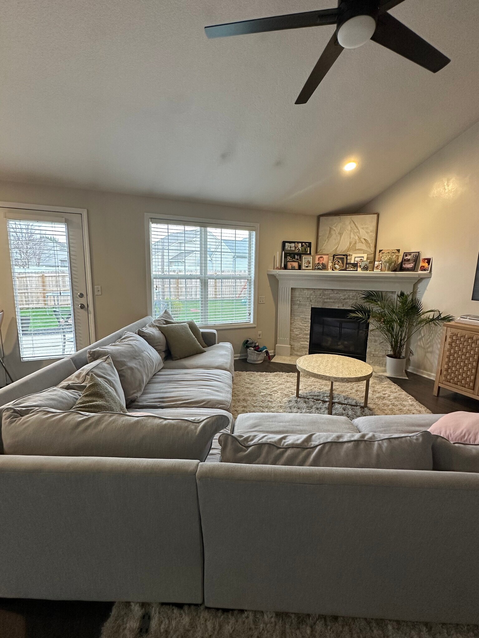 Building Photo - 9527 Acacia Psge