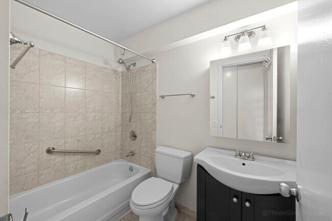 Building Photo - 899 S Plymouth Ct