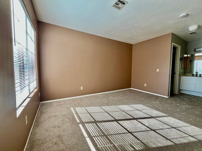 Building Photo - Beautiful large 1br/1ba condo in Sun Ridge Vista community