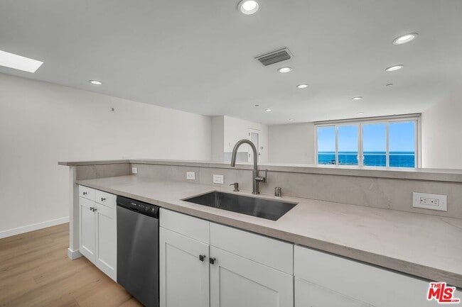 Building Photo - 7301 Vista Del Mar