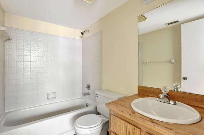 Building Photo - 832 Twin Lakes Dr