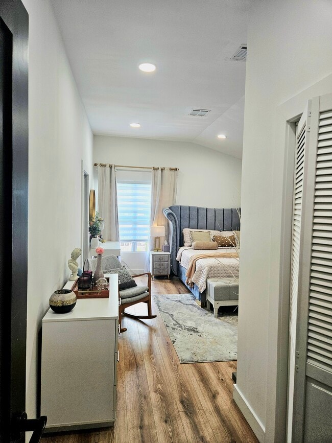 Building Photo - 84 Center Ave