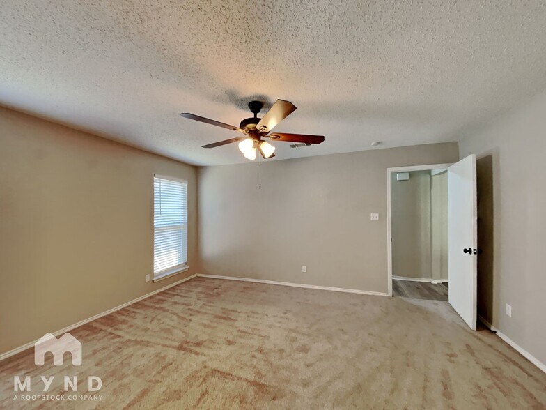 Building Photo - 3528 Park Lake Dr