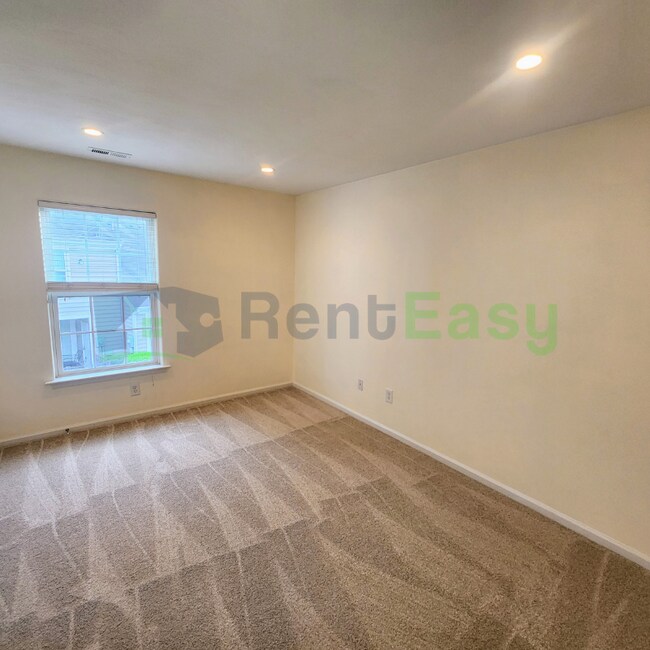 Building Photo - 2250 Humphreys Dr