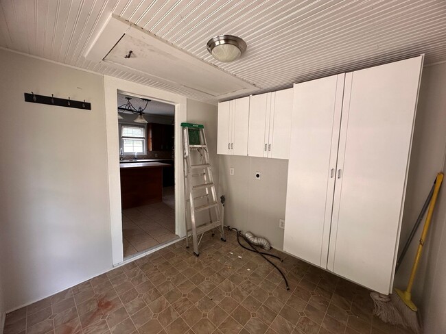 Building Photo - 2 Bedroom One Story Home on Over an Acre Lot