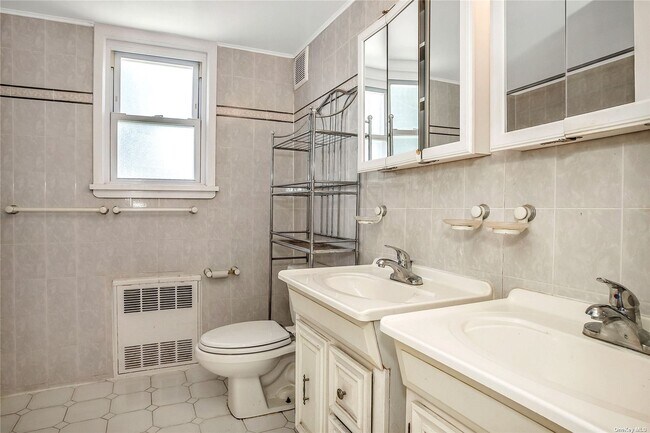 Building Photo - 713 Foch Blvd