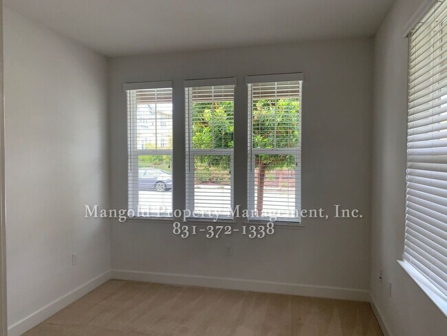 Building Photo - 4 Bed 3 Bath Home in Incredible Coastal Location