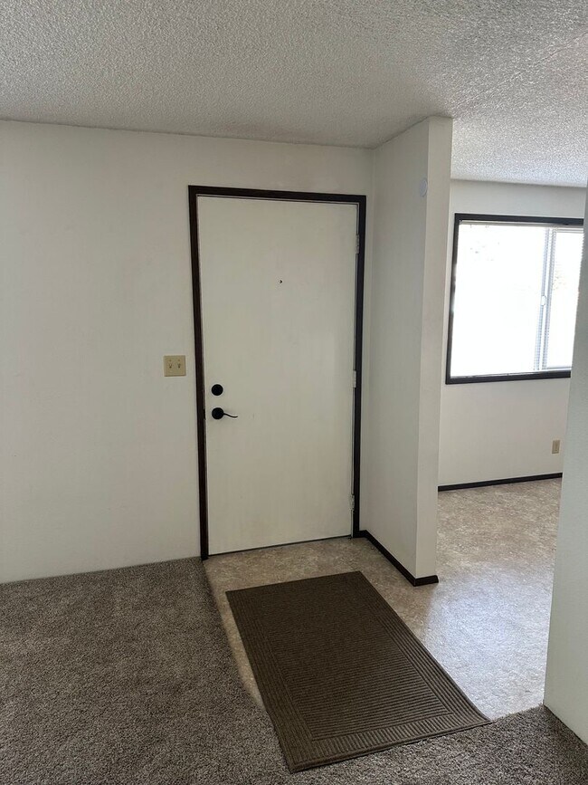 Building Photo - Nice 2 bedroom 1 bath duplex in Springfield!
