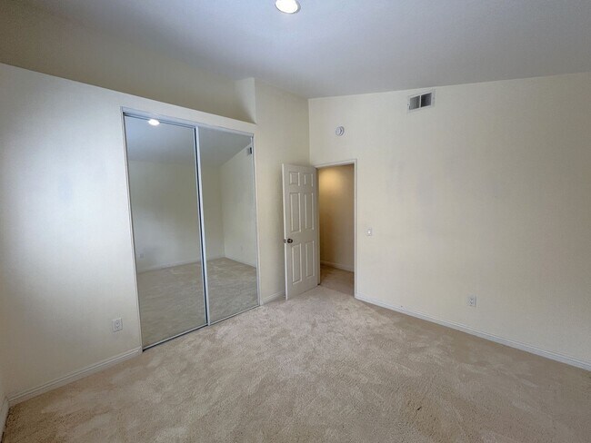 Building Photo - 904 Sky Meadow Pl