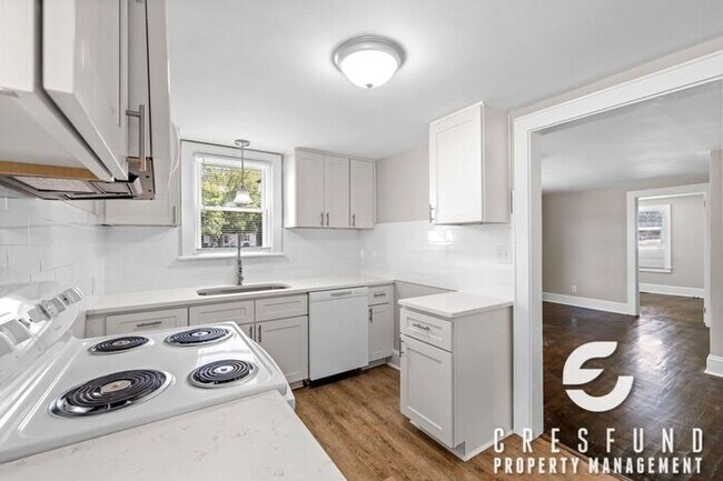 Building Photo - 3 Bedroom, 1 Bath with Fresh and Modernize...