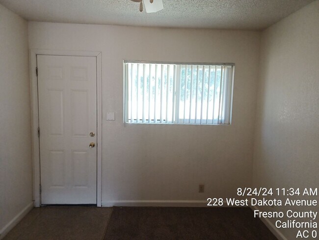 Building Photo - 2 bedroom 1 bathroom unit