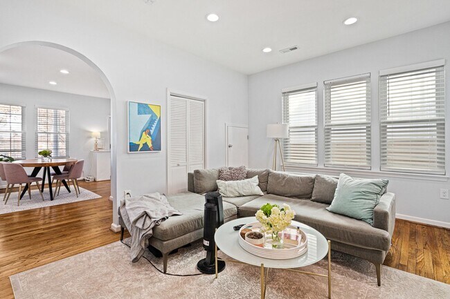 Building Photo - Amazing Anacostia Abode!