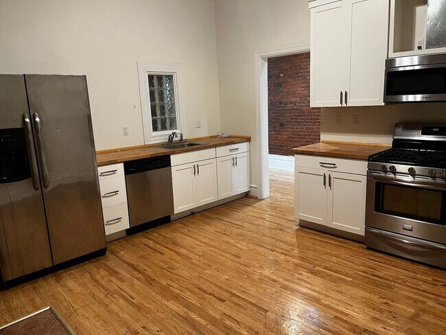 Building Photo - 2120 E Carson St