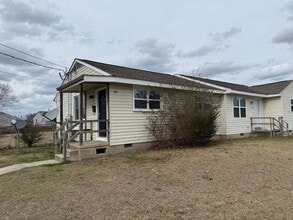 Building Photo - Newly remodeled 1 bedroom, 1 bath duplex.