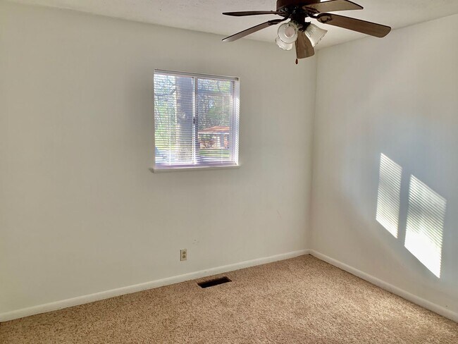 Building Photo - 604 N Ross St