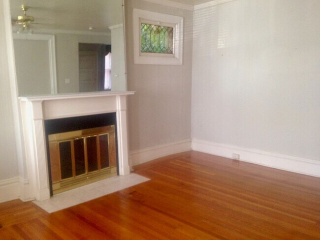 Building Photo - *** Amazing Shadyside Apartment * Walk to everything * Pet Friendly * Duplex Style Apartment * Lu...