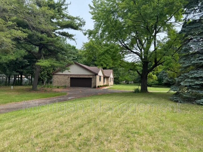 Building Photo - 40250 Pinetree Dr