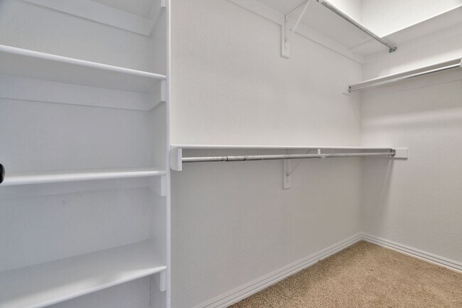 Building Photo - 4 Bed 3 Bath Townhome located close to University!