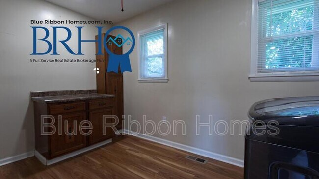 Building Photo - 605 Victory St NW